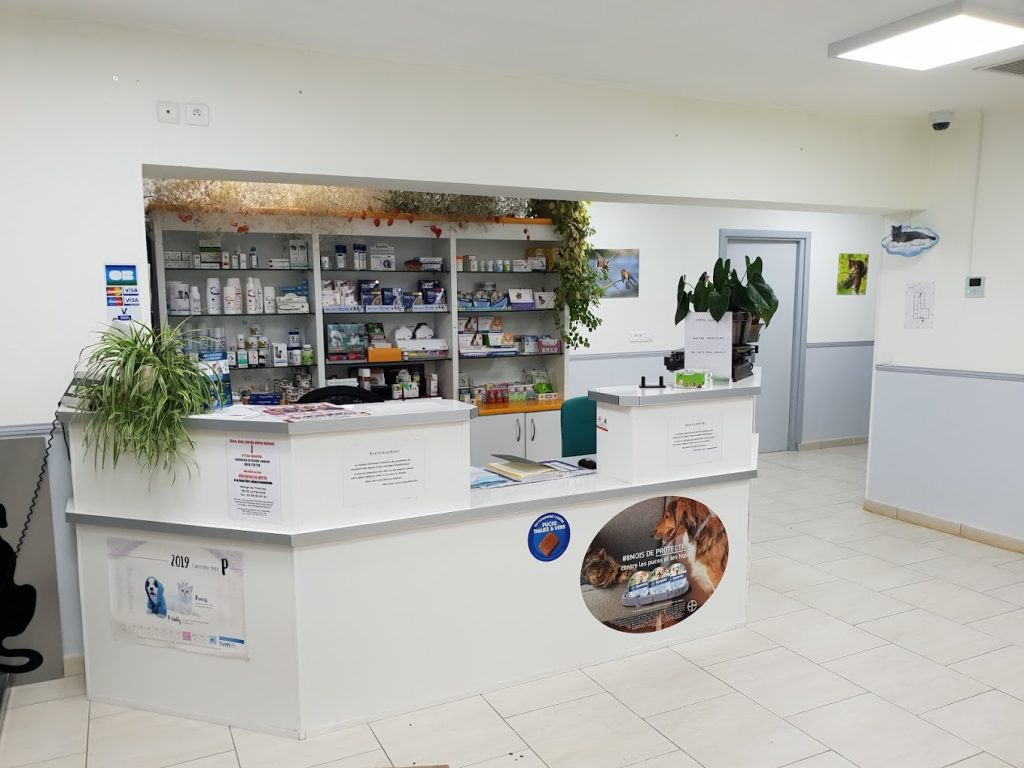 Accueil de la Clinique Vétérinaire RAMJA à Neuvy-sur-Loire avec comptoir de réception et produits vétérinaires